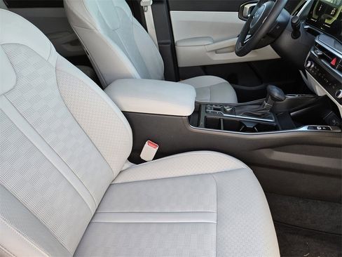 New 2025 Kia Sorento S image 11