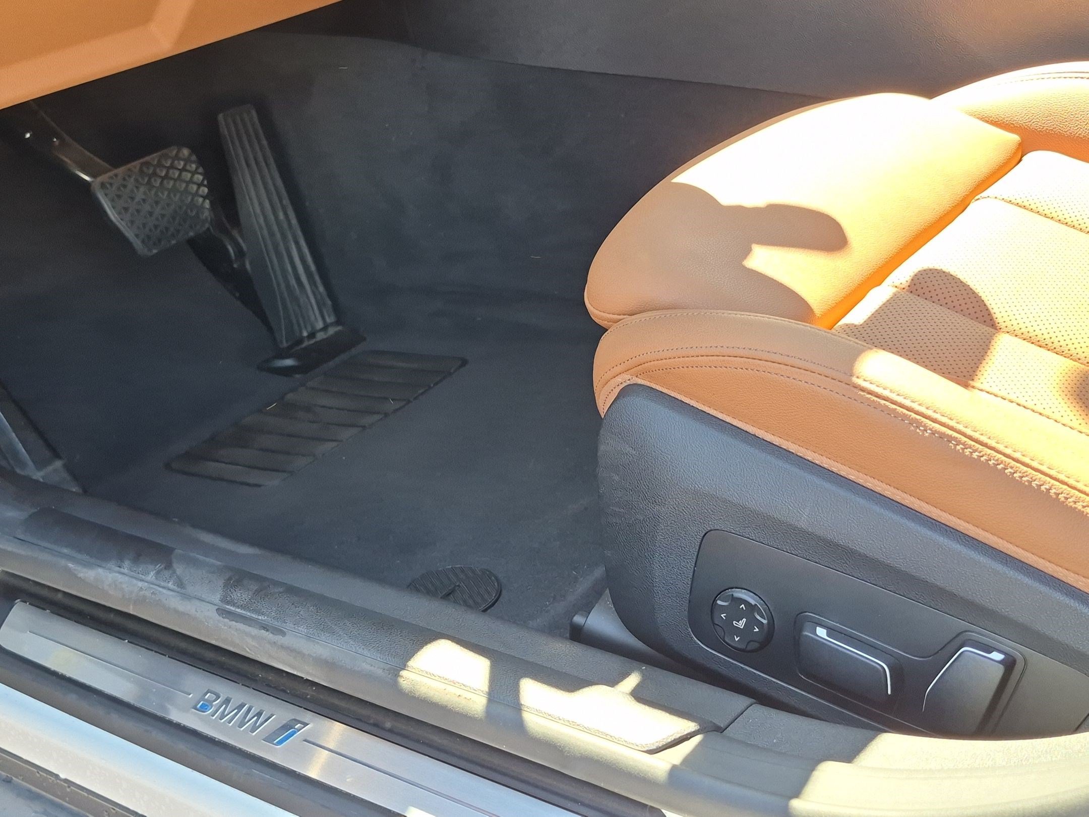 Certified 2025 BMW i4 eDrive40 w/ M Sport Package RWD image 17