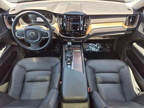 Used 2021 Volvo XC60 T5 Momentum w/ Premium Package AWD/4WD image 16