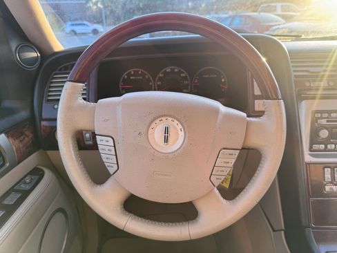 Used 2005 Lincoln Navigator 2WD image 19