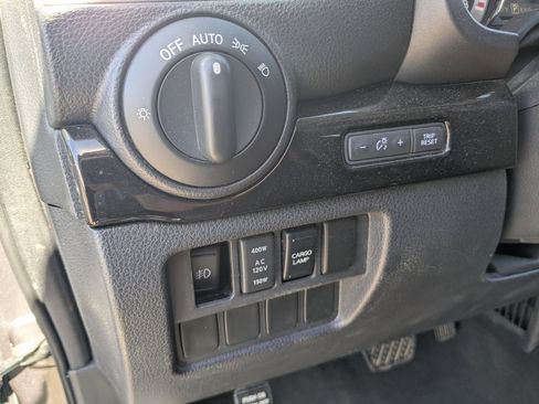 Used 2017 Nissan Titan SV image 31