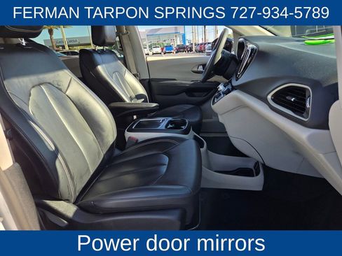Used 2024 Chrysler Pacifica Touring-L image 22