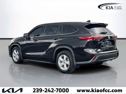 Used 2021 Toyota Highlander LE FWD image 4