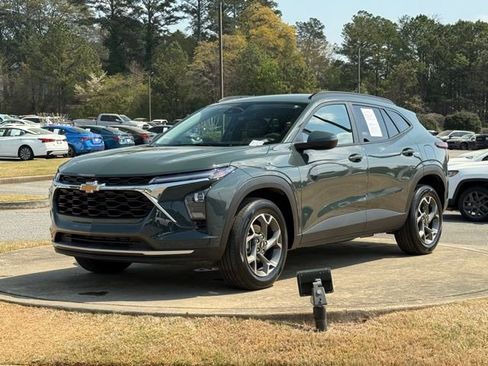 Used 2025 Chevrolet Trax LT image 3