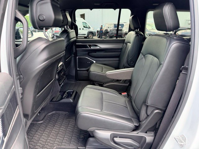 Used 2025 Jeep Wagoneer L Series III AWD/4WD image 20