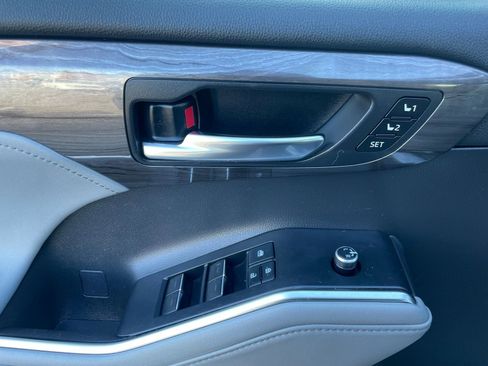 Used 2020 Toyota Highlander Limited image 9