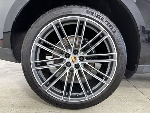 Certified 2024 Porsche Macan w/ Premium Plus Package AWD/4WD image 16