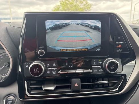 Used 2023 Toyota Highlander XLE FWD image 10
