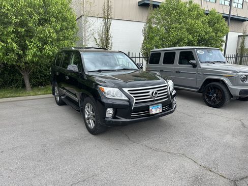 Used 2014 Lexus LX 570 4WD image 2