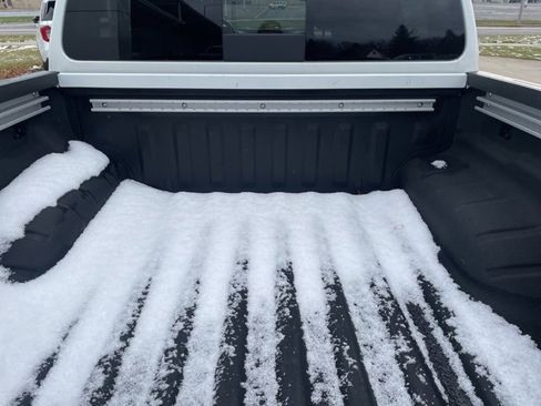 Used 2024 Nissan Frontier SV w/ SV Convenience Package image 12