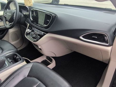 Used 2023 Chrysler Pacifica Touring-L FWD image 30
