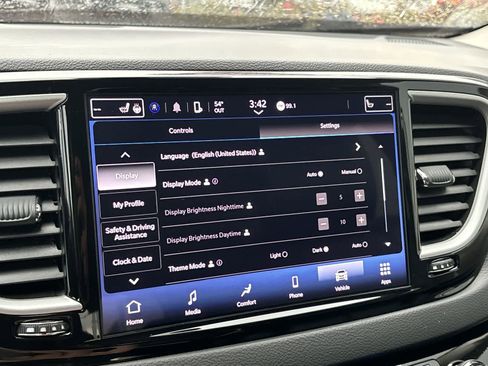 Certified 2024 Chrysler Pacifica Touring-L image 22