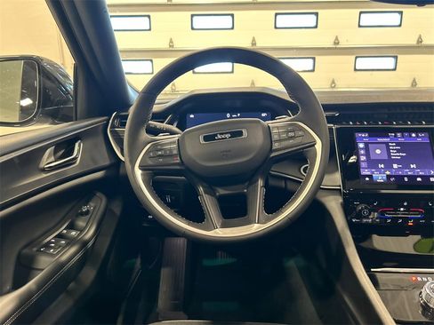 Used 2024 Jeep Grand Cherokee Altitude image 27