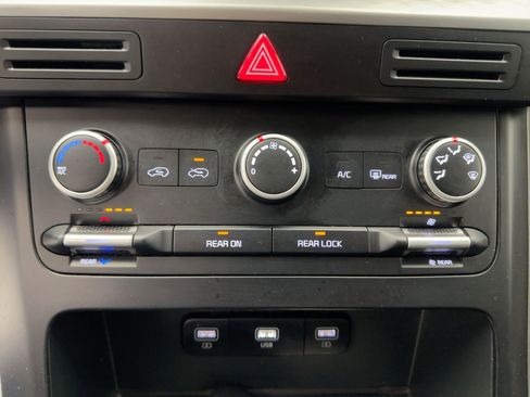 Used 2022 Kia Carnival LX image 18