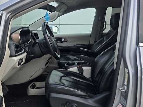 Used 2017 Chrysler Pacifica Touring-L FWD image 6