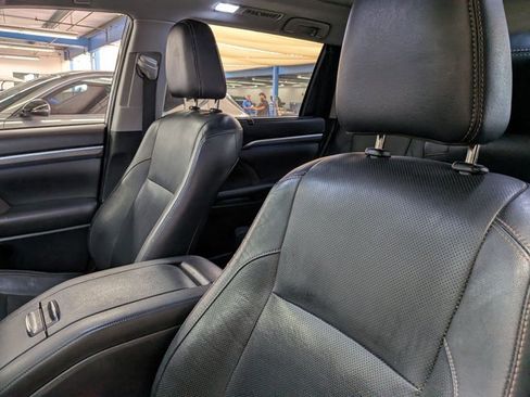 Used 2019 Toyota Highlander Limited Platinum w/ Carpet Mat Package (TMS) AWD/4WD image 9