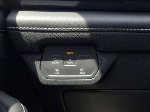 Certified 2025 Volkswagen Atlas SE FWD image 28
