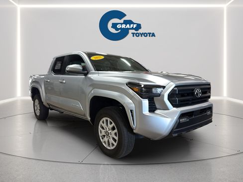 Used 2025 Toyota Tacoma SR5 AWD/4WD image 3