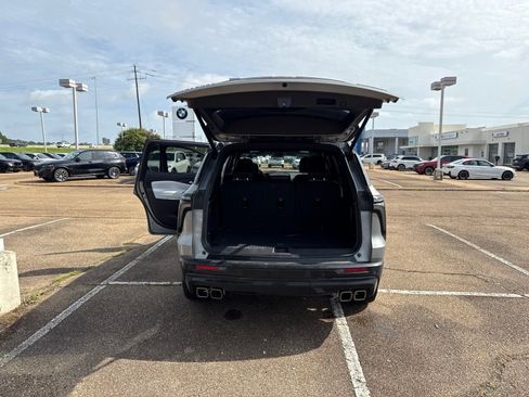 Used 2025 Chevrolet Traverse High Country w/ LPO, Floor Liner Package FWD image 9