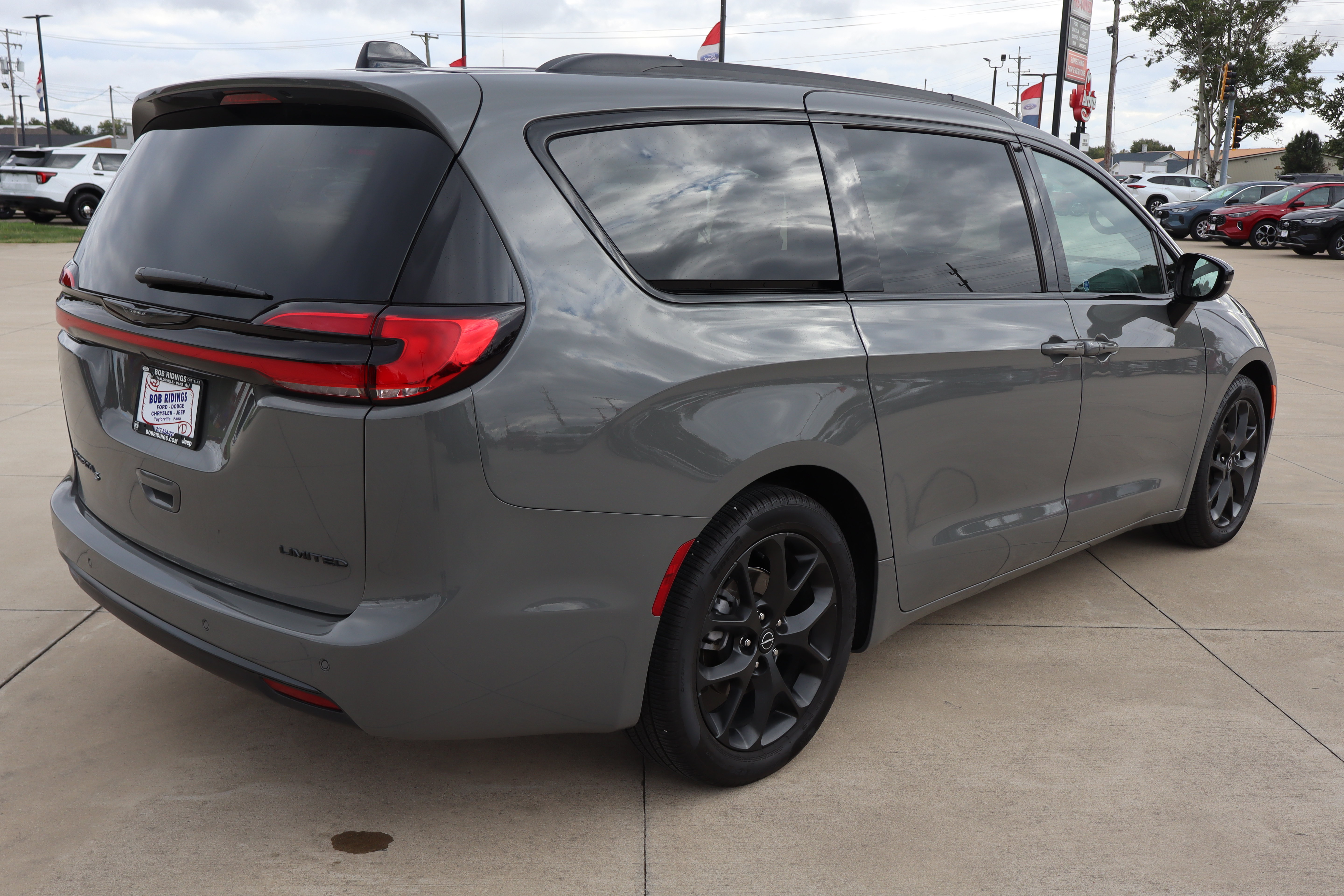 Used 2025 Chrysler Pacifica Limited FWD image 5