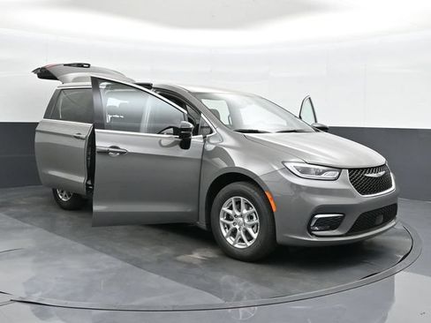 Used 2025 Chrysler Pacifica Select FWD image 48