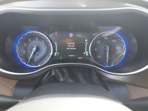 Used 2017 Chrysler Pacifica Limited w/ UConnect Theater Package FWD image 14