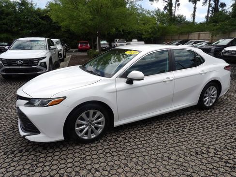 Used 2020 Toyota Camry LE FWD image 3
