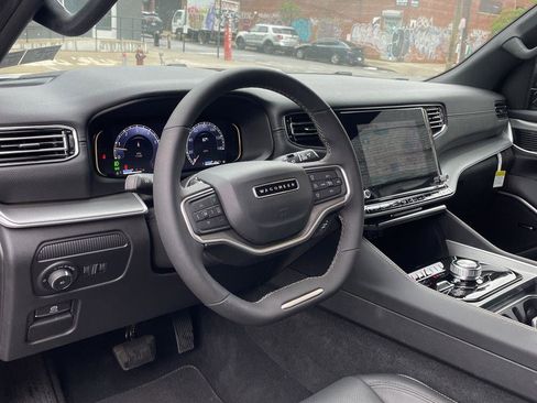 Used 2025 Jeep Wagoneer L Series II w/ 8-pass Seating Package AWD/4WD image 7