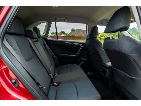 Used 2020 Toyota RAV4 LE FWD image 16