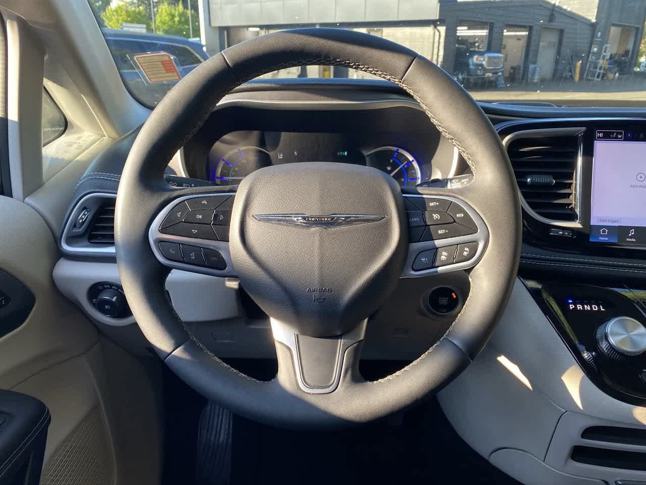 Used 2024 Chrysler Pacifica Limited FWD image 18