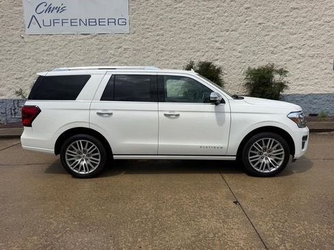 Used 2022 Ford Expedition Platinum AWD/4WD image 2