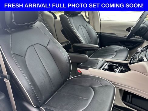 Used 2023 Chrysler Pacifica Limited w/ Uconnect Theater Family Group AWD/4WD image 28