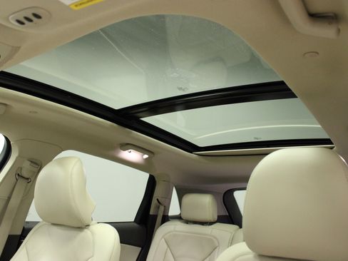 Used 2019 Lincoln Nautilus Reserve image 10