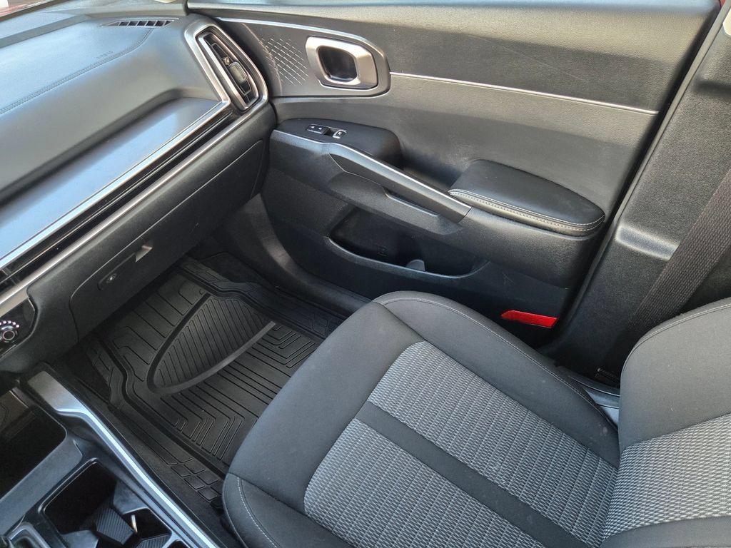 Used 2025 Kia Sorento LX FWD image 15