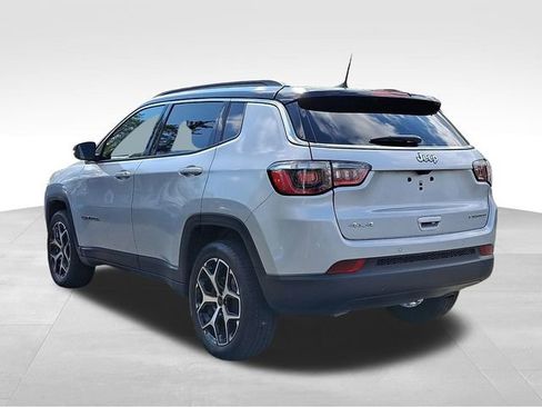 Used 2025 Jeep Compass Limited AWD/4WD image 4