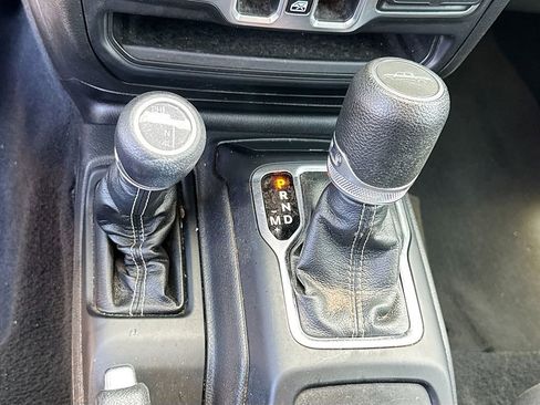 Used 2023 Jeep Gladiator Overland AWD/4WD image 18