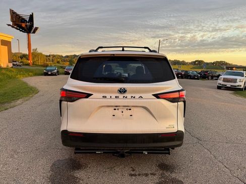 Used 2022 Toyota Sienna XLE FWD image 16