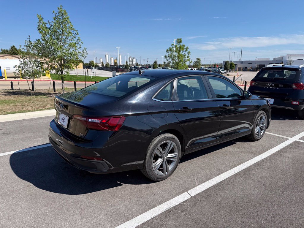 Used 2024 Volkswagen Jetta SE FWD image 2