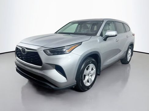 Used 2023 Toyota Highlander L FWD image 5