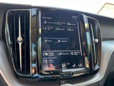 Used 2020 Volvo XC60 T5 Momentum image 32