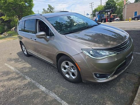 Used 2018 Chrysler Pacifica Touring-L FWD image 4