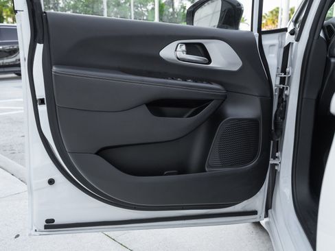 Used 2024 Chrysler Pacifica Touring FWD image 29