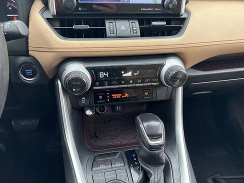 Used 2019 Toyota RAV4 Limited image 18