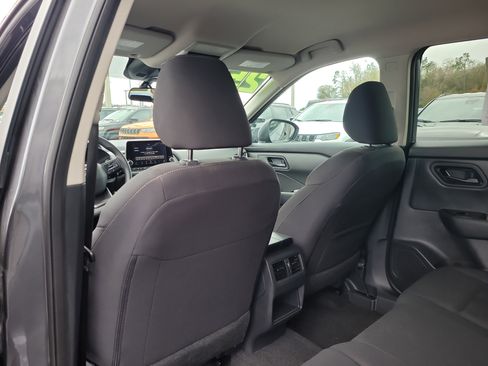 Used 2025 Nissan Rogue S image 12