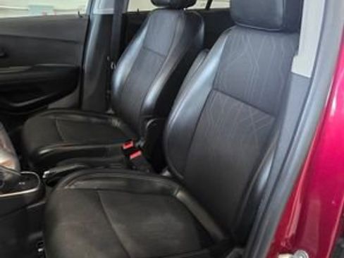 Used 2019 Chevrolet Trax LT w/ LT Convenience Package image 14