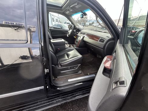 Used 2009 Chevrolet Avalanche LTZ AWD/4WD image 16