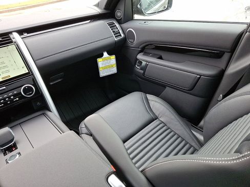 Certified 2025 Land Rover Discovery S AWD/4WD image 11