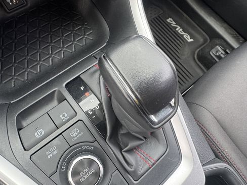 Used 2023 Toyota RAV4 SE w/ Weather & Moonroof Package image 29