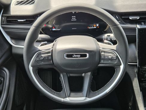 Used 2025 Jeep Grand Cherokee Laredo w/ Luxury Tech Group I RWD image 14