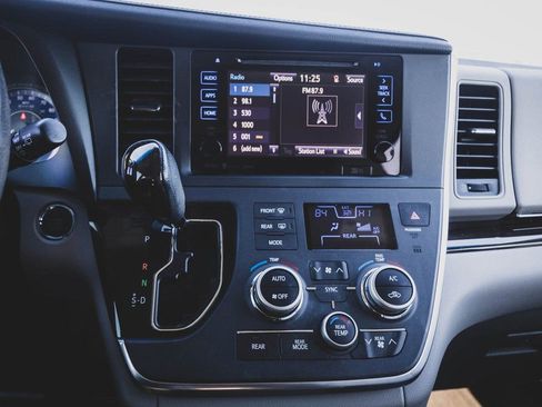 Used 2017 Toyota Sienna XLE Premium image 5